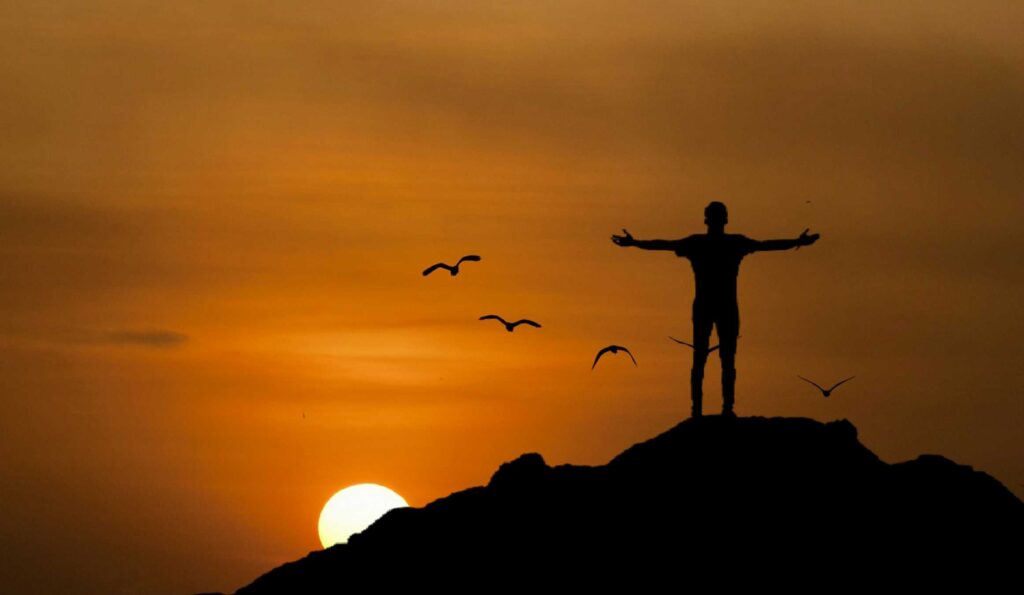 homme croix coucher de soleil